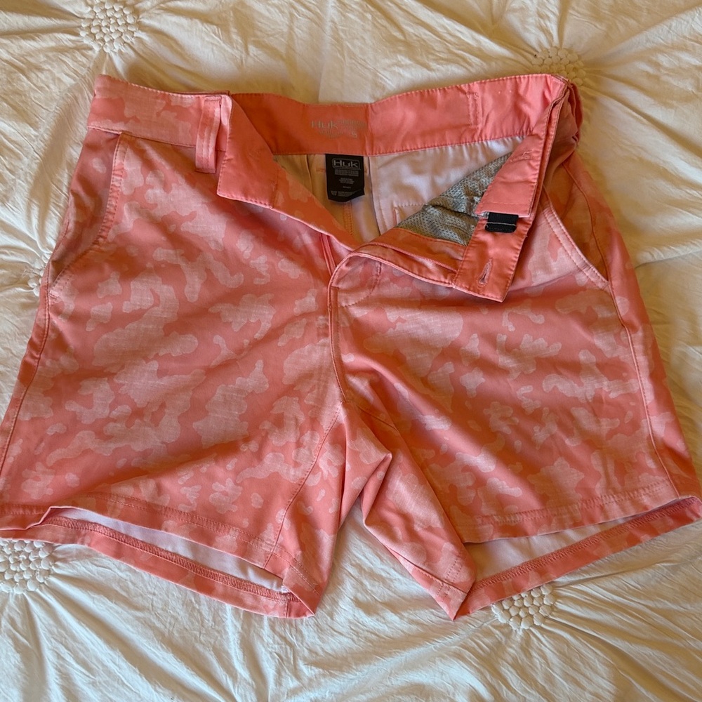 ✅HUK brand coral/orange Camo Men's Shorts. Lots of pockets. Size SMALL